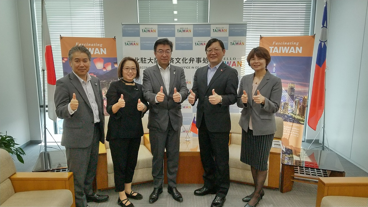 (左至右)愛媛縣大阪事務所仙波元衛所長、一般社團法人「少爺劇場」岡本美智子理事、越智陽一代表理事、駐大阪辦事處洪英傑處長、林育柔秘書