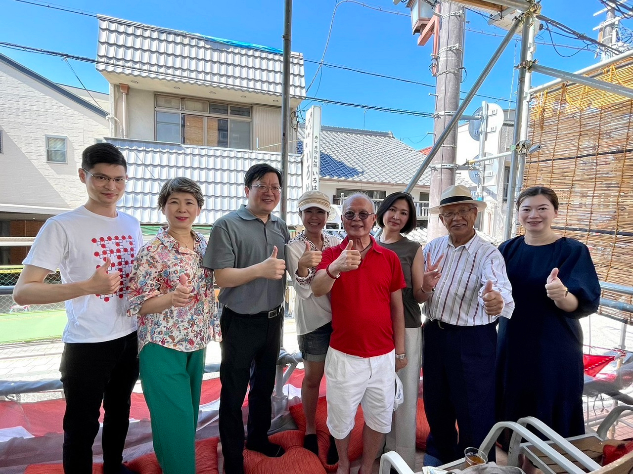 洪處長(左3)與永野前會長(右2)等人合影