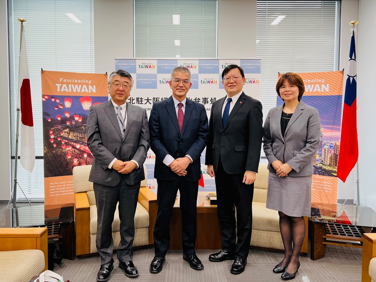 (左至右)學校法人高知學園高知小學校山岡大二校長、高知學園福田道則本部長、駐大阪辦事處洪英傑處長、林育柔教育秘書