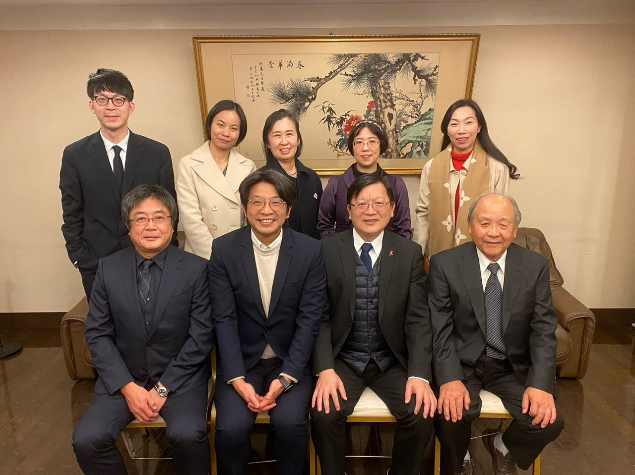 第一排右起：洪里名譽會長、洪處長、周副主委及鄒會長