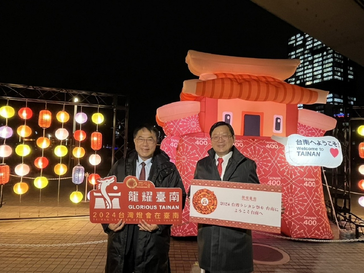 洪處長(右)與黃市長(左)合影
