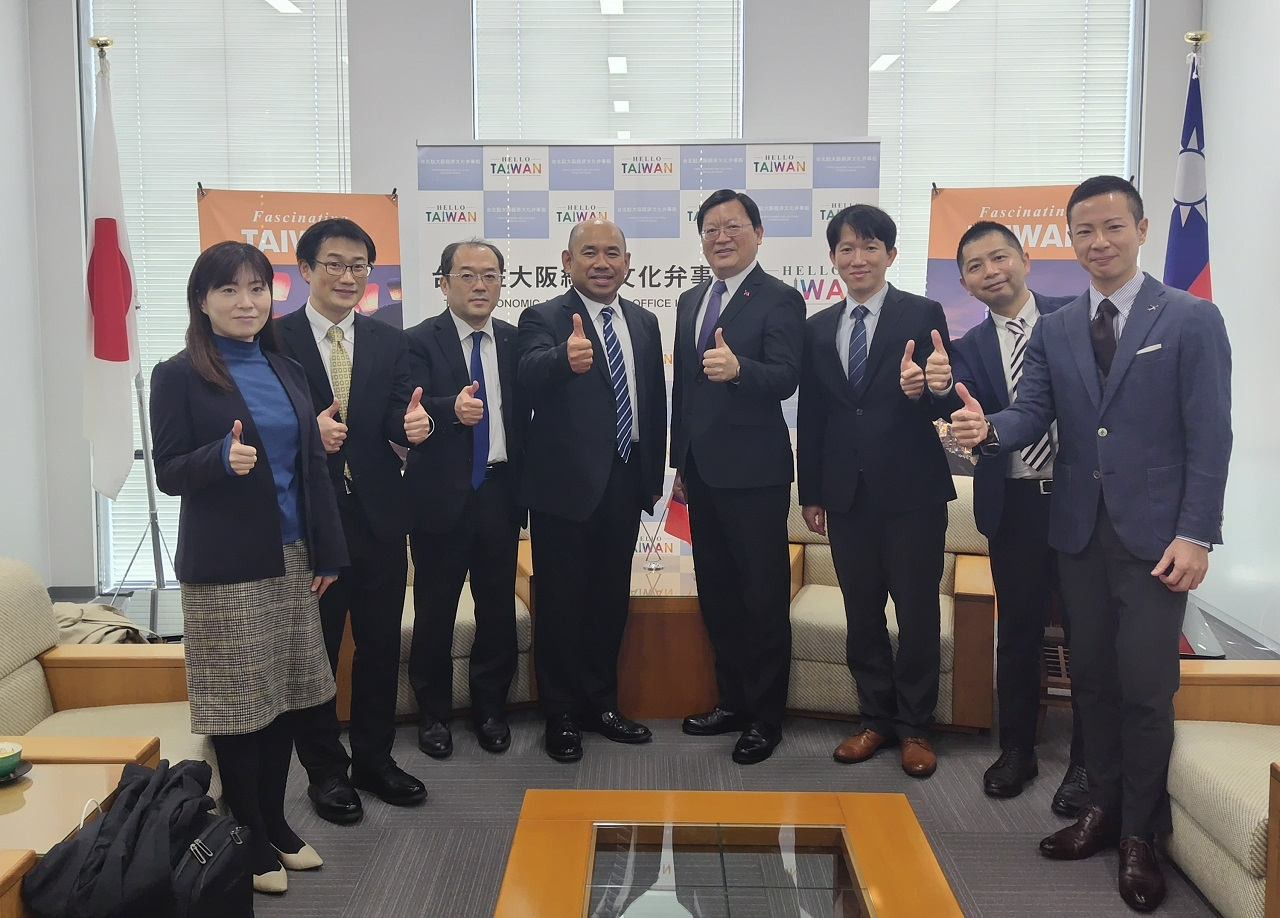 （左至右）秋田經理、土居室長補佐、松原室長、橫關次長、洪處長、沈秘書、大西主任、真鍋經理
