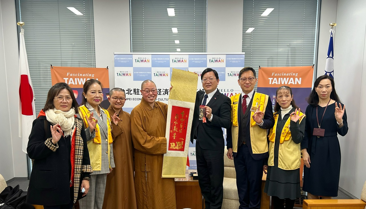 左2起：陳會長、知因法師、如泉副住持、洪處長及松田督導等一行合影