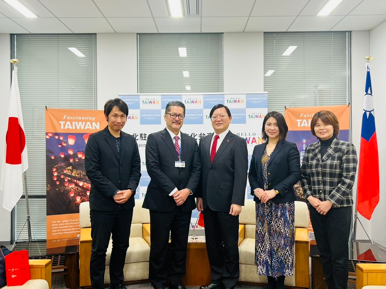 (左至右)高雄先鋒足球隊猪口武志總教練、大阪女學院高校山崎哲嗣副校長、駐大阪辦事處洪英傑處長、大阪女學院高校鈴木知美主任、林育柔教育秘書