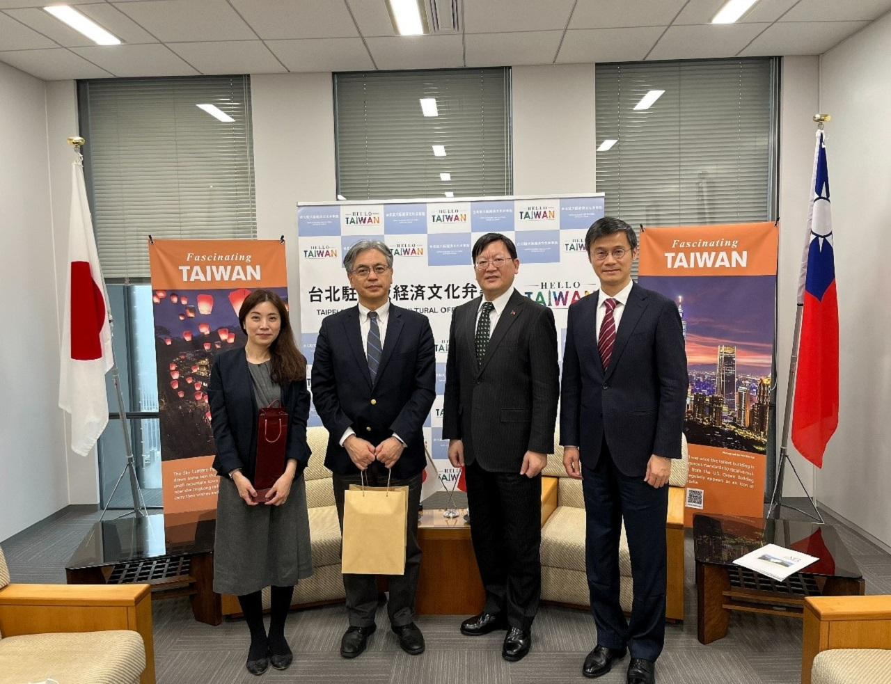 (左至右) ATR辰巳真起子部長、鈴木博之代表取締役專務、洪處長、黃組長
