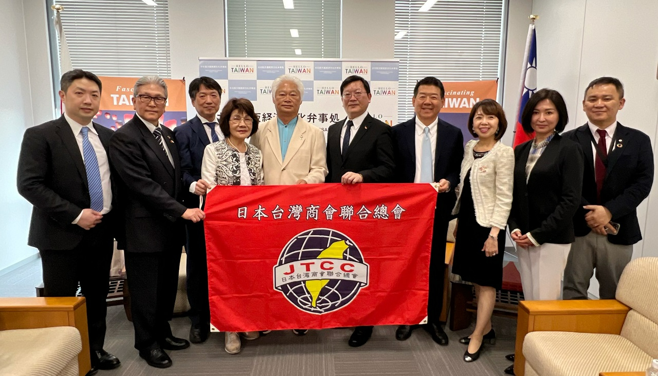 左3起：賴秘書長、藤田監事長、東鄉總會長及洪處長等一行合影