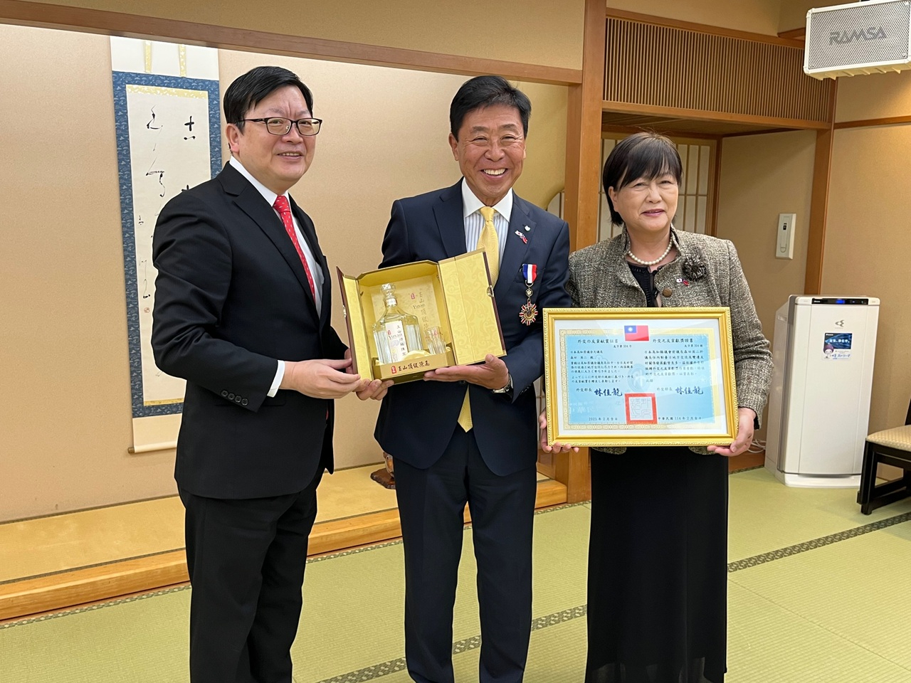 洪英傑處長頒贈外交之友貢獻獎獎章及證書予森田英二前會長