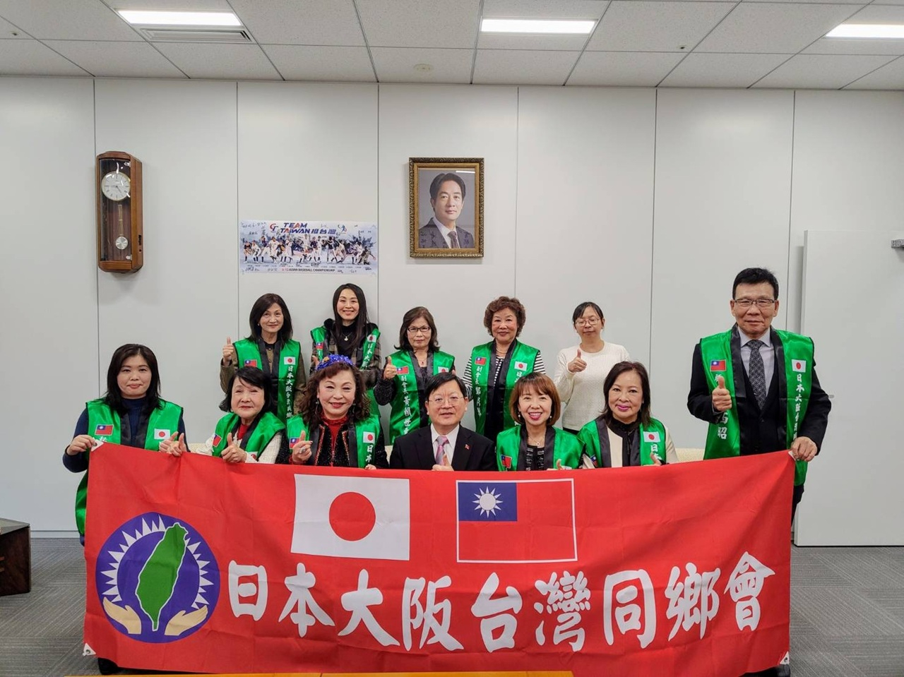洪英傑處長(前排左四)及謝美香會長(前排左三)等日本大阪台灣同鄉會成員合影