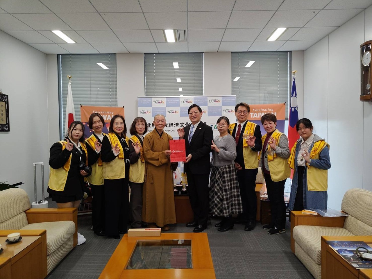 洪英傑處長(右五)及妙聖法師(左五)等大阪佛光山寺成員合影