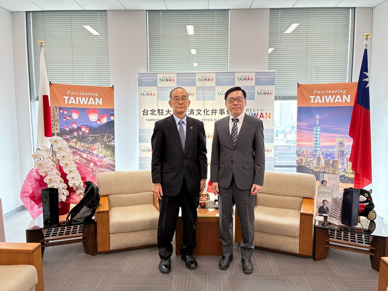 范處長(右)與豐井會長(左)合影