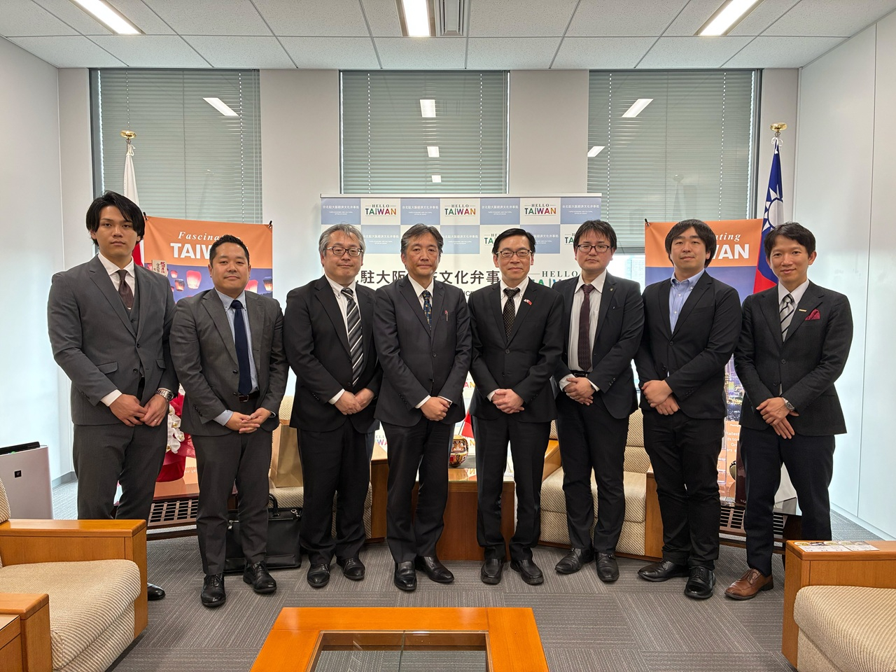 左起 : 香川主任主事、合田課長補佐、嶋本課長、坂東次長、范處長、高橋副課長、塩野主任、沈秘書