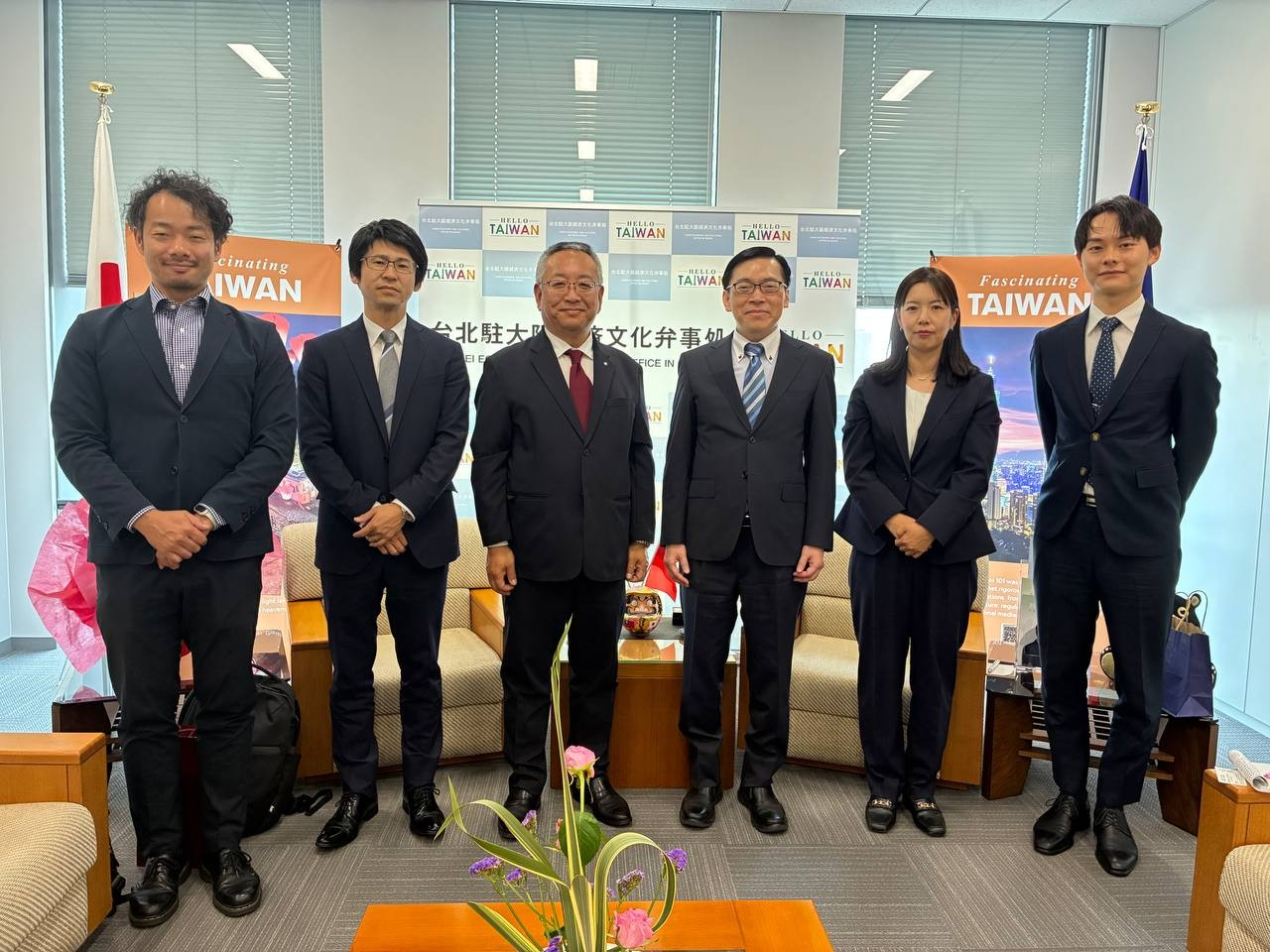 范處長與山下課長一行合影