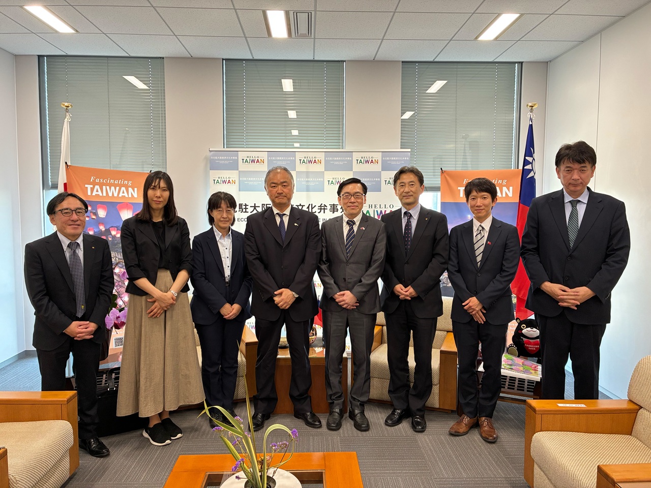 左起 : 光明副所長、伊井野副本部長、中山所長、森本本部長、范處長、河野所長、沈秘書、唐下次長