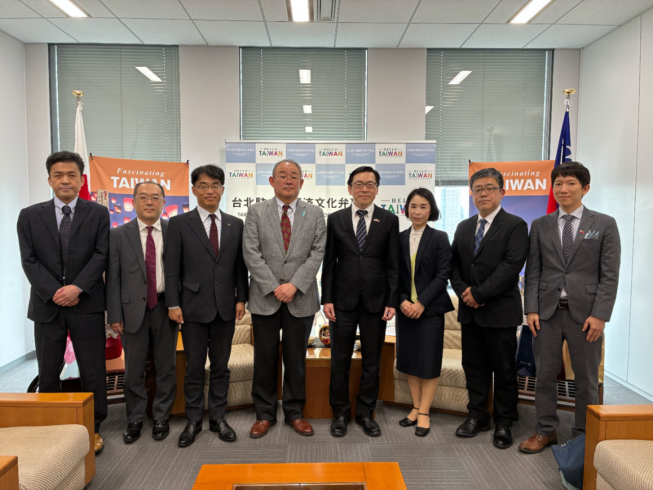 左起 : 須藤次長、松原副所長、尾崎所長、辻所長、范處長、北川本部長、原田副本部長、沈秘書

