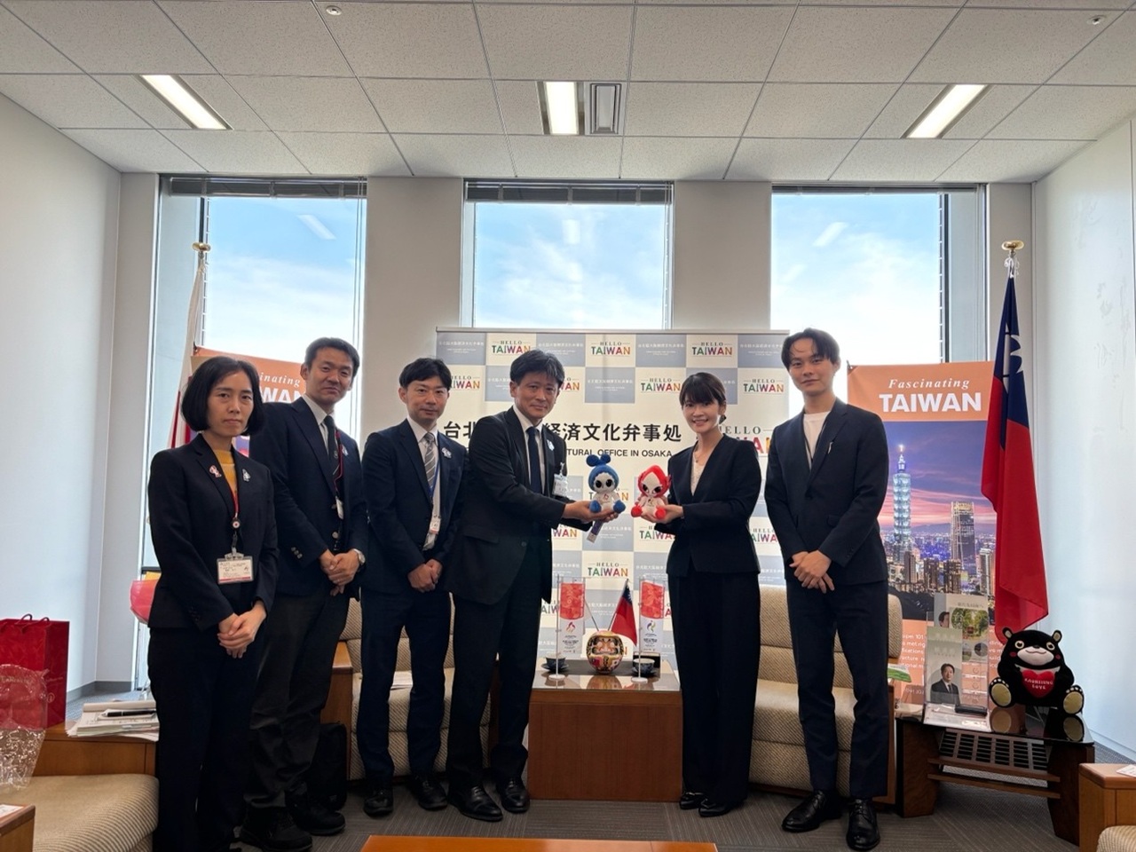 由左至右：梅村友子課長補佐、石山悟司課長補佐、成瀨淨太課長、長町宏一部長、李冠穎教育秘書、林奕辰涉外秘書。