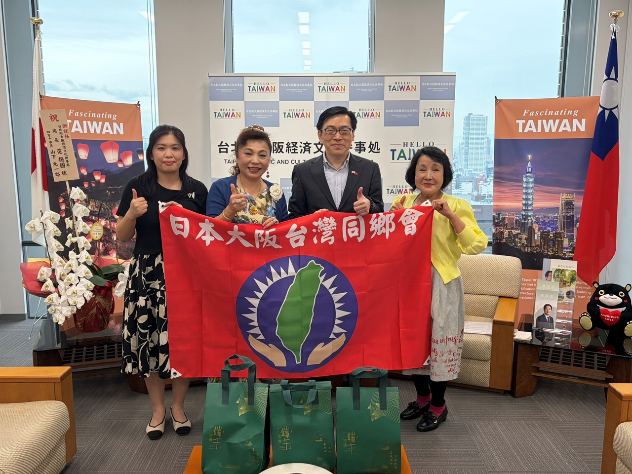 范振國處長(右2)與謝美香國策顧問(左2)等人合影