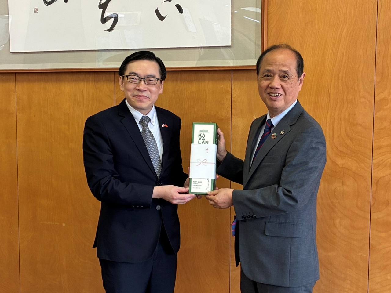 范處長(左)與大森市長(右)合影