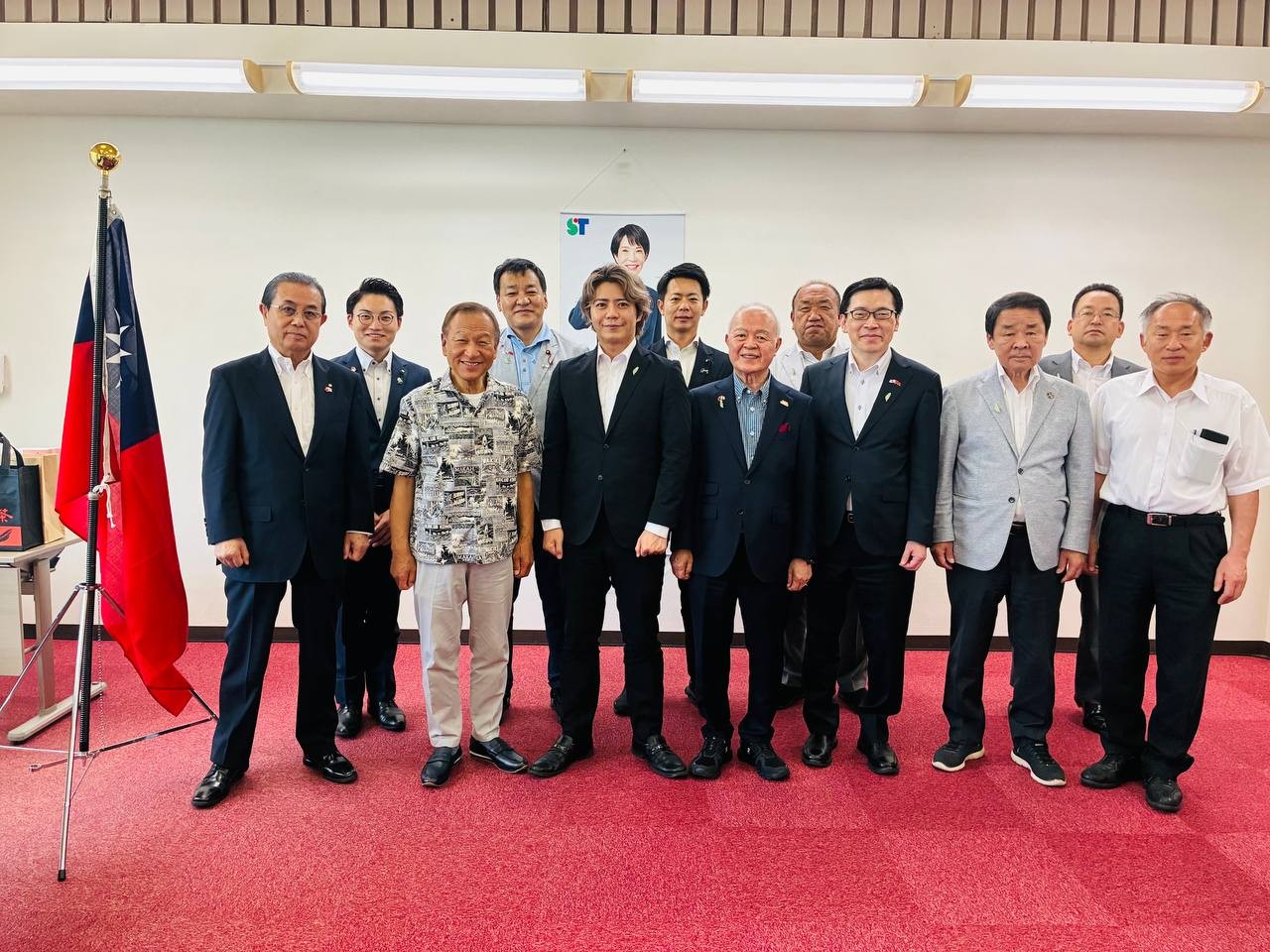 范處長與議聯成員與大江町長合影