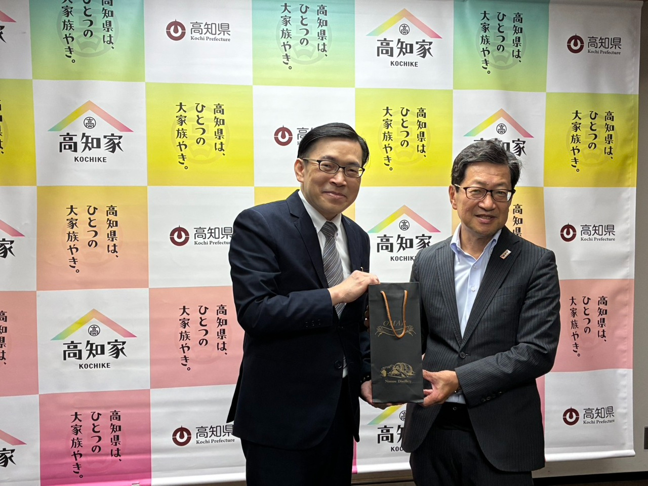 范處長(左)與濵田知事(右)合影