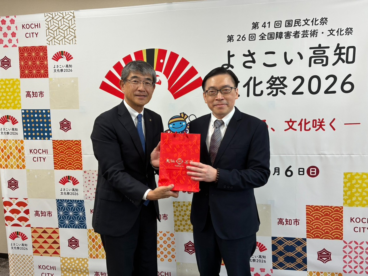 范處長(右)與桑名市長(左)合影