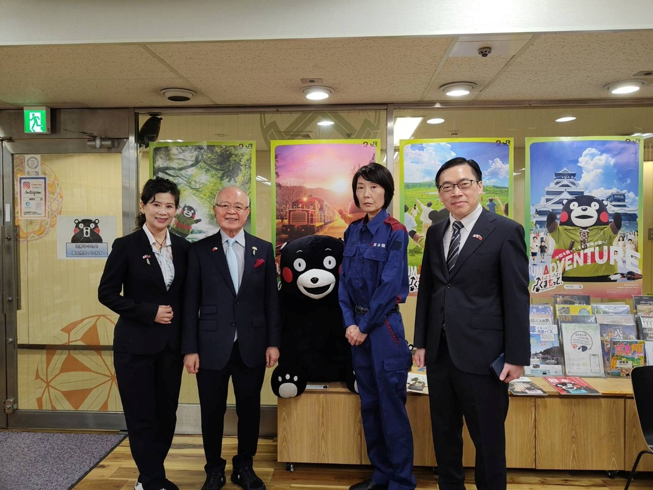 左起林伊曼僑務促進委員、陳天隆國策顧問、山田純子所長與范振國處長合影