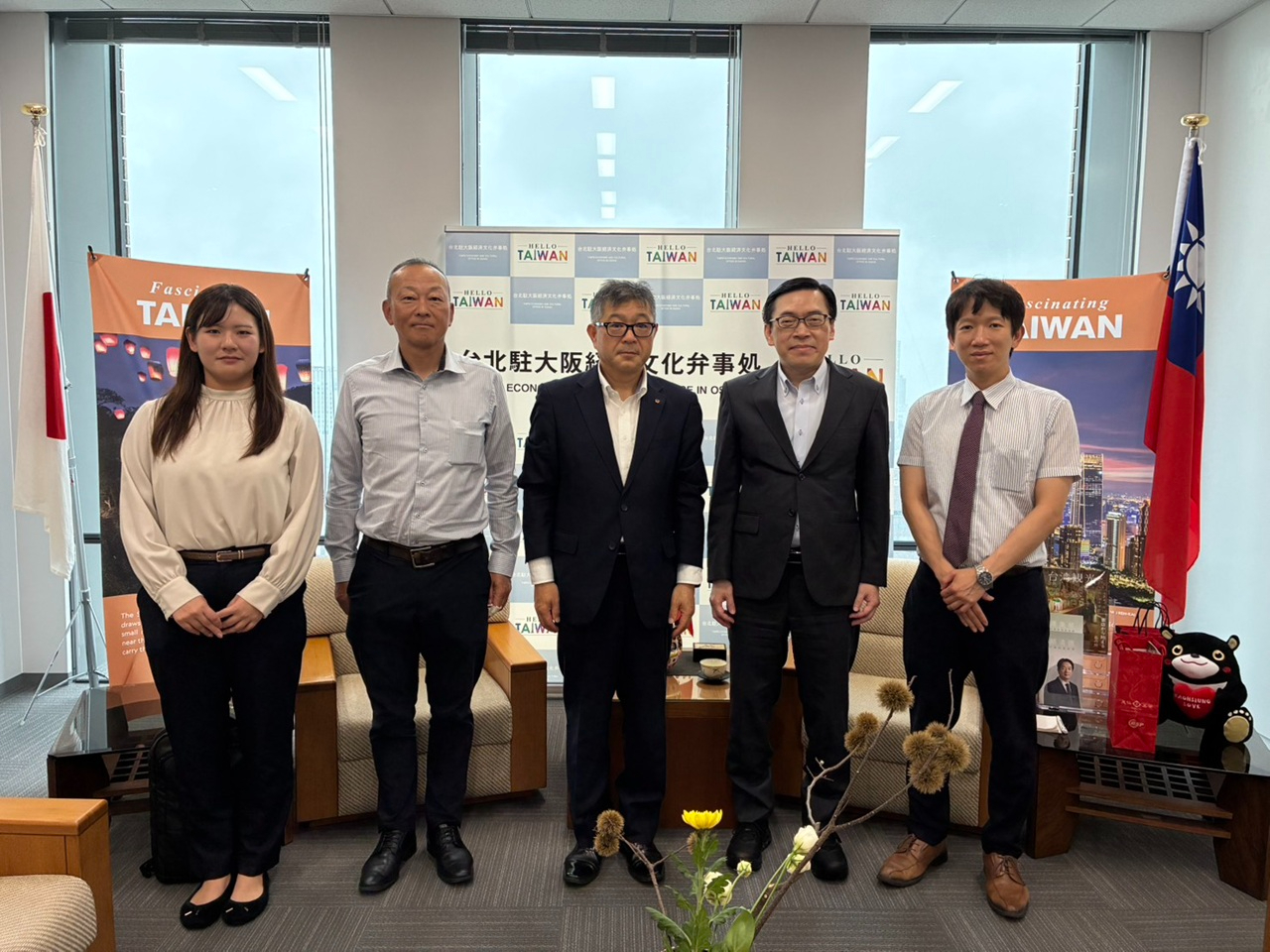 左起：小幡主幹、小林次長、笠尾部長、范處長、沈秘書