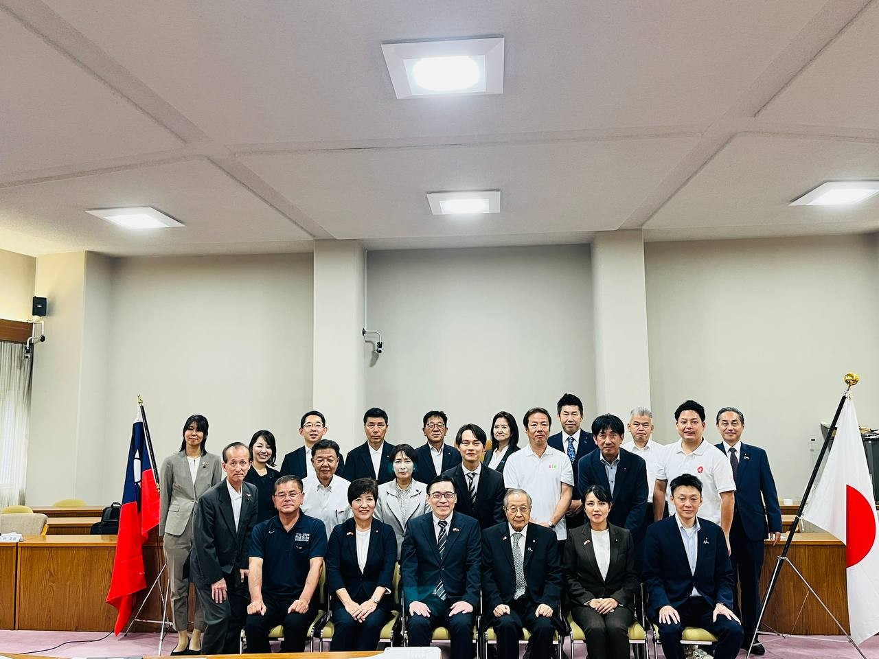 范處長與「尼崎市議會日台友好議聯」成員合影