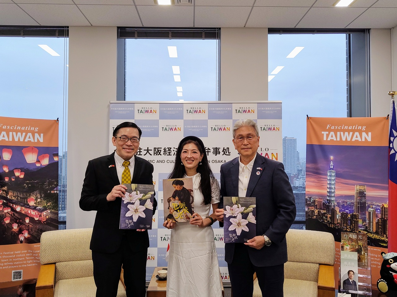范振國處長(左)、王儷靜女士(中)及葉山祐造會長(右)合影
