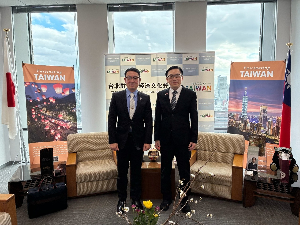 西森副知事與范處長合影