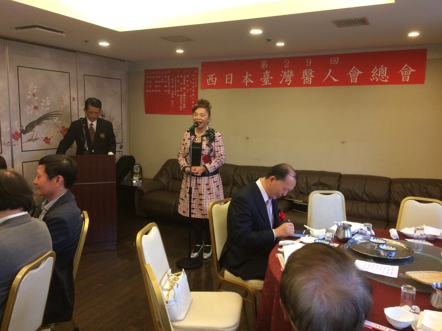 謝美香・大阪台湾同鄉会名譽会長、僑務委員による挨拶の様子
