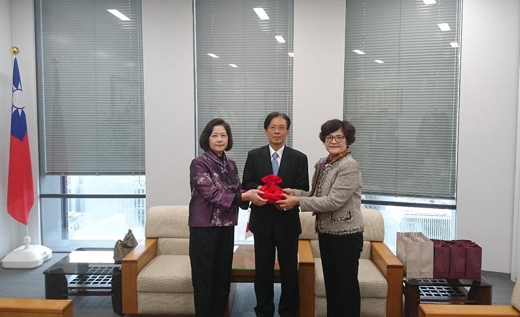 大阪中華総会婦女会の新旧会長交代にあたり、陳処長立ち会いの下、交代式が行われた（写真右：黄前会長、写真左：葉山新会長）