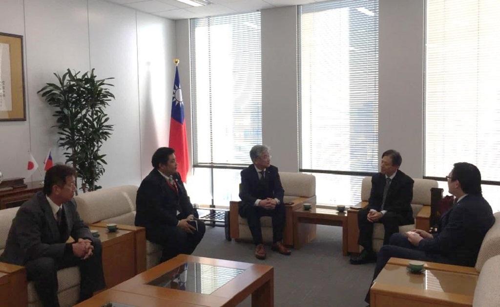 陳処長（右から2人目）と泥谷市長（左から3人目）が会談