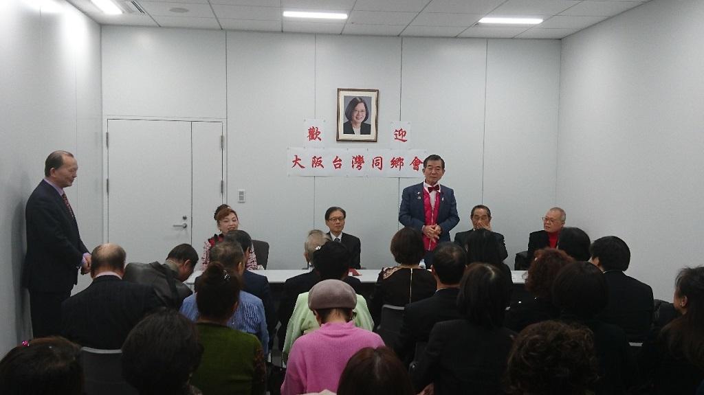 2.大阪台湾同郷会の王坤保会長（左から３人目）は感謝の挨拶をした