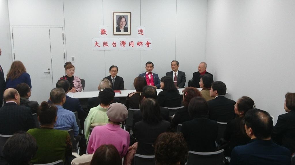 3.駐大阪弁事処の陳処長と大阪台湾同郷会の王坤保会長一行が交換意見