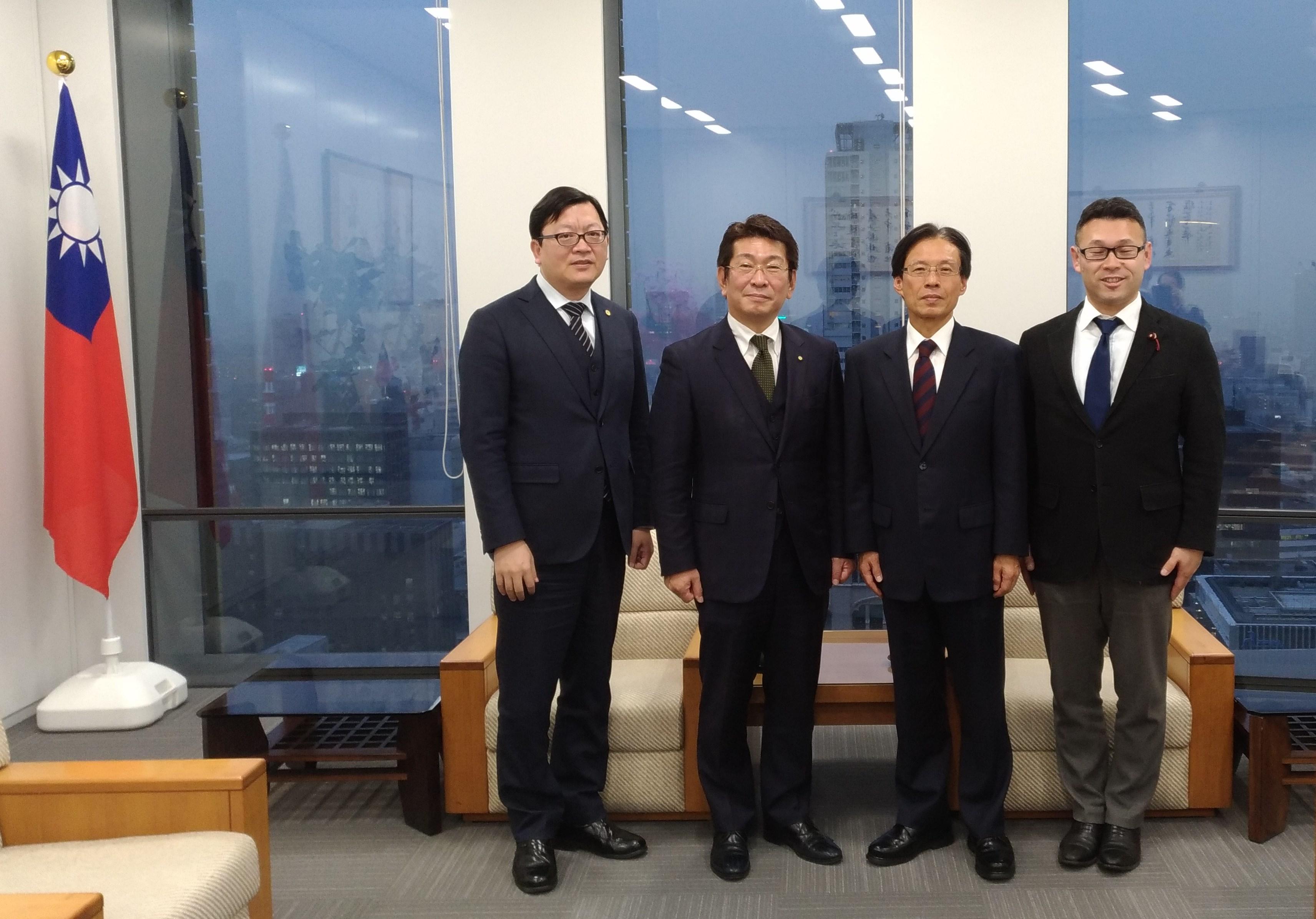 陳処長（右から２人目）と名古屋市議連会長藤田和秀氏（左から２人目）及び市議員岩本崇宏氏（右から１人目）