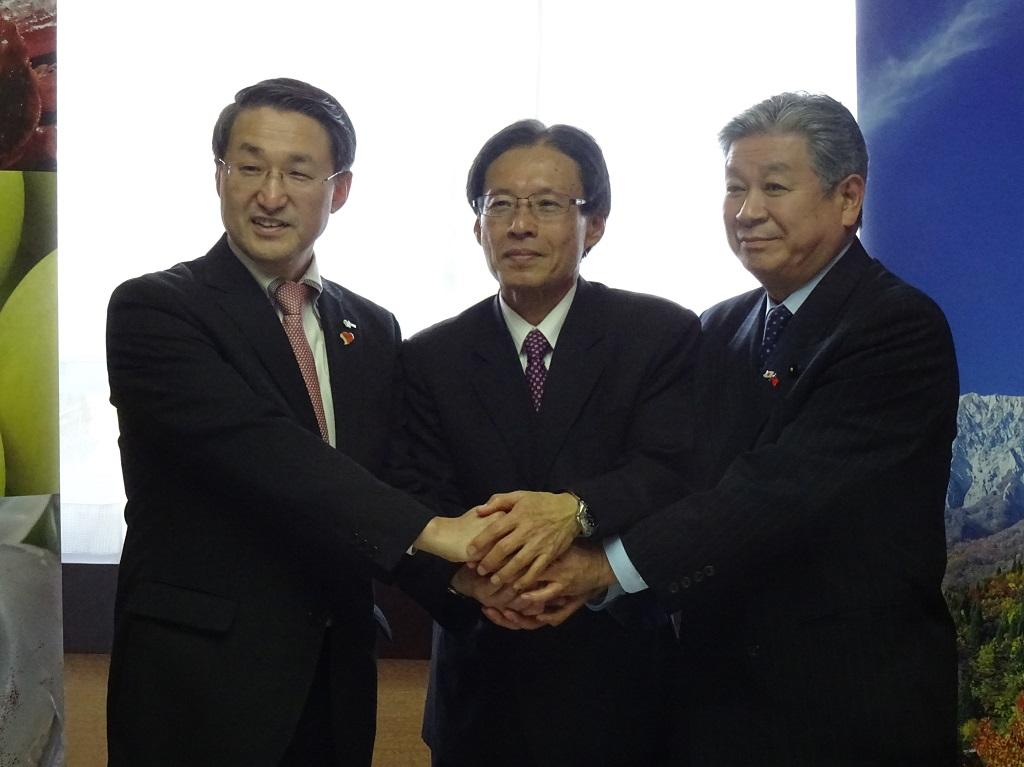 陳処長、鳥取県平井伸治知事（左）、鳥取県日台親善協会藤縄喜和会長（右）の記念撮影