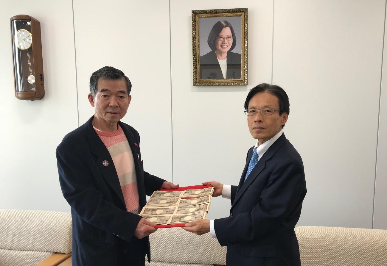 大阪台湾同鄉会会長王坤保氏が代表で義援金を寄付した