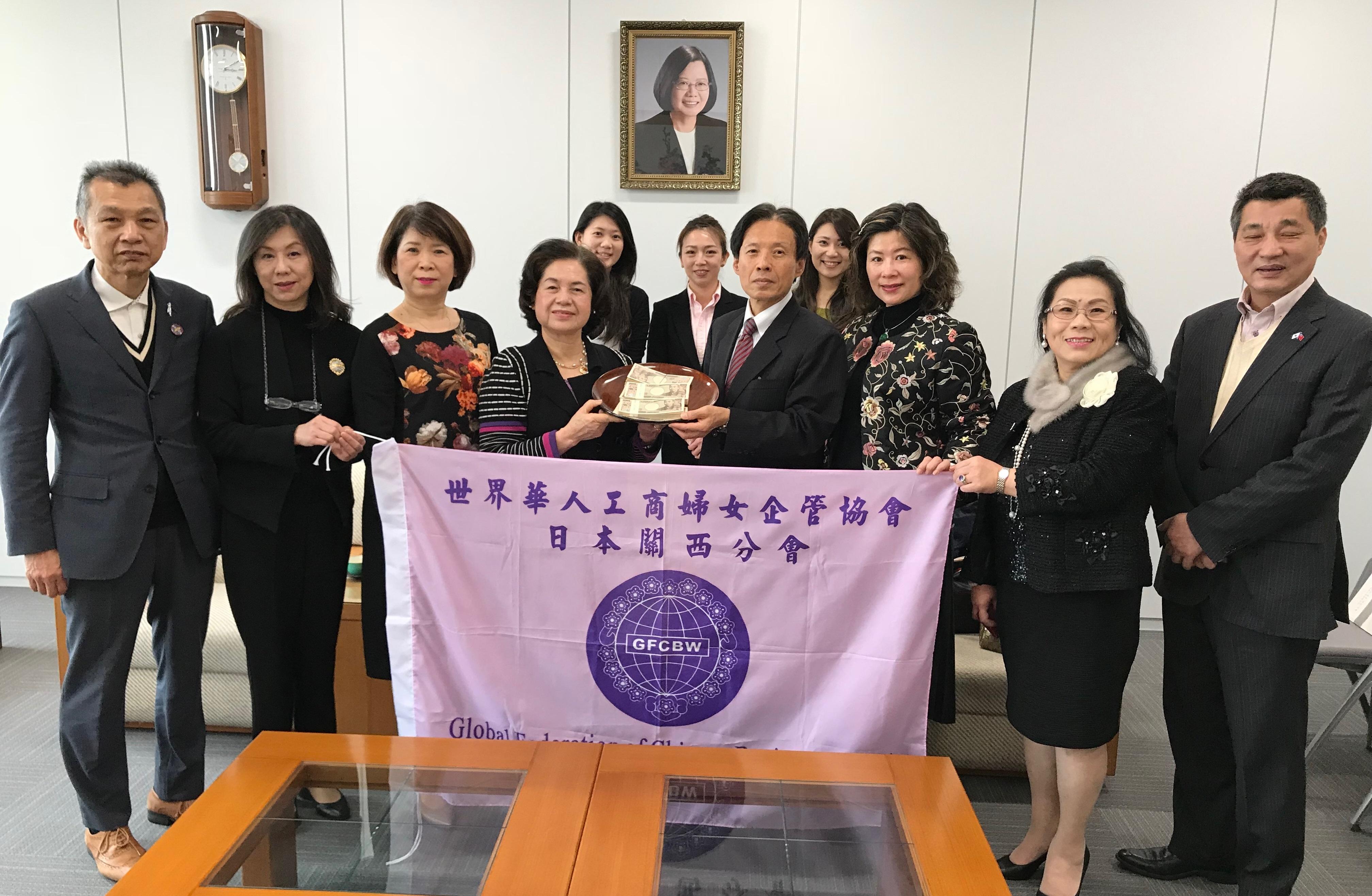 駐大阪弁事処の陳処長と世界華人工商婦女企管協会日本関西分会のメンバー