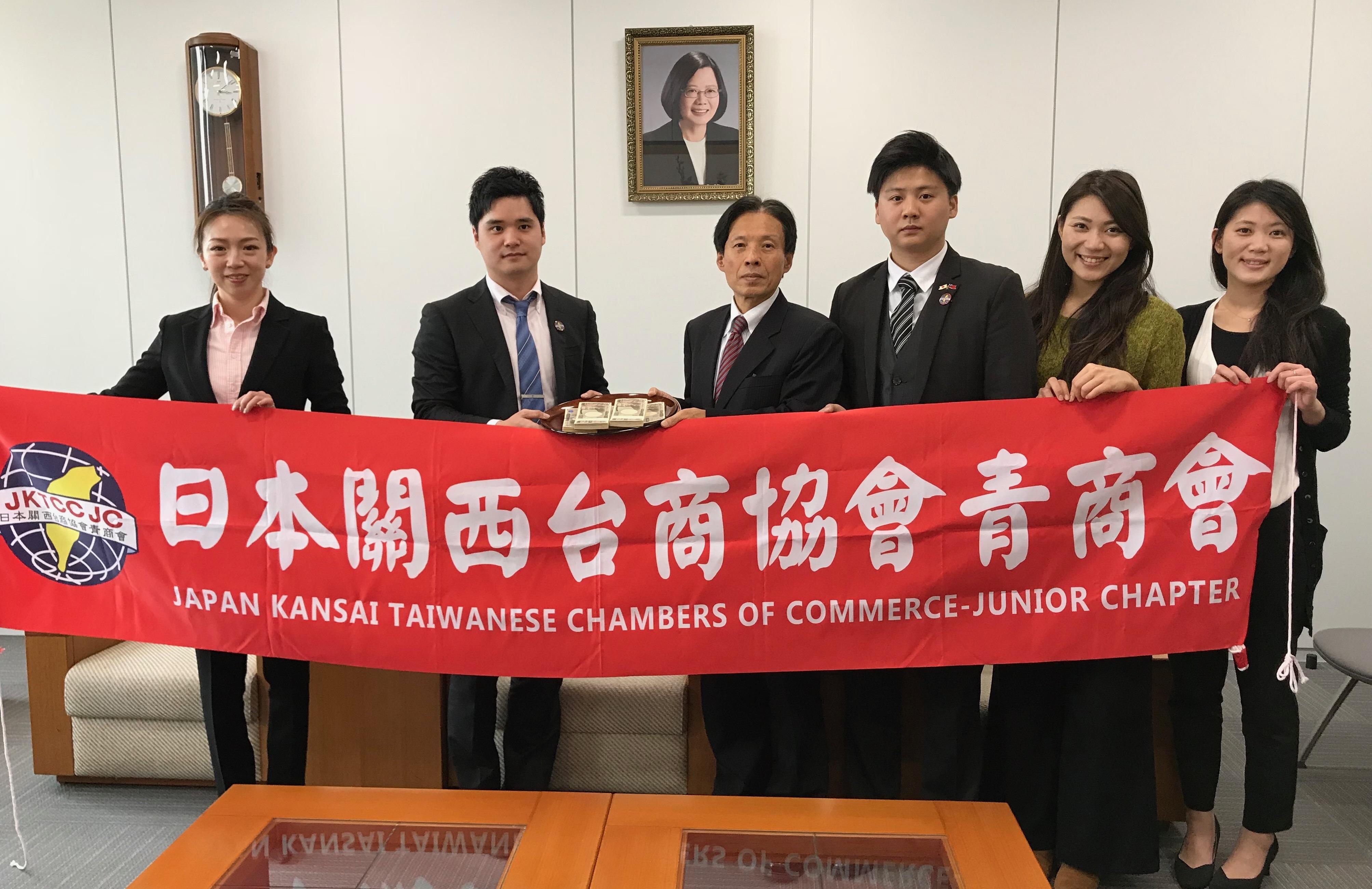 駐大阪弁事処の陳処長（右から4人目）と日本関西台商協会青商部会長鄧曜宇（左から２人目）等の幹部