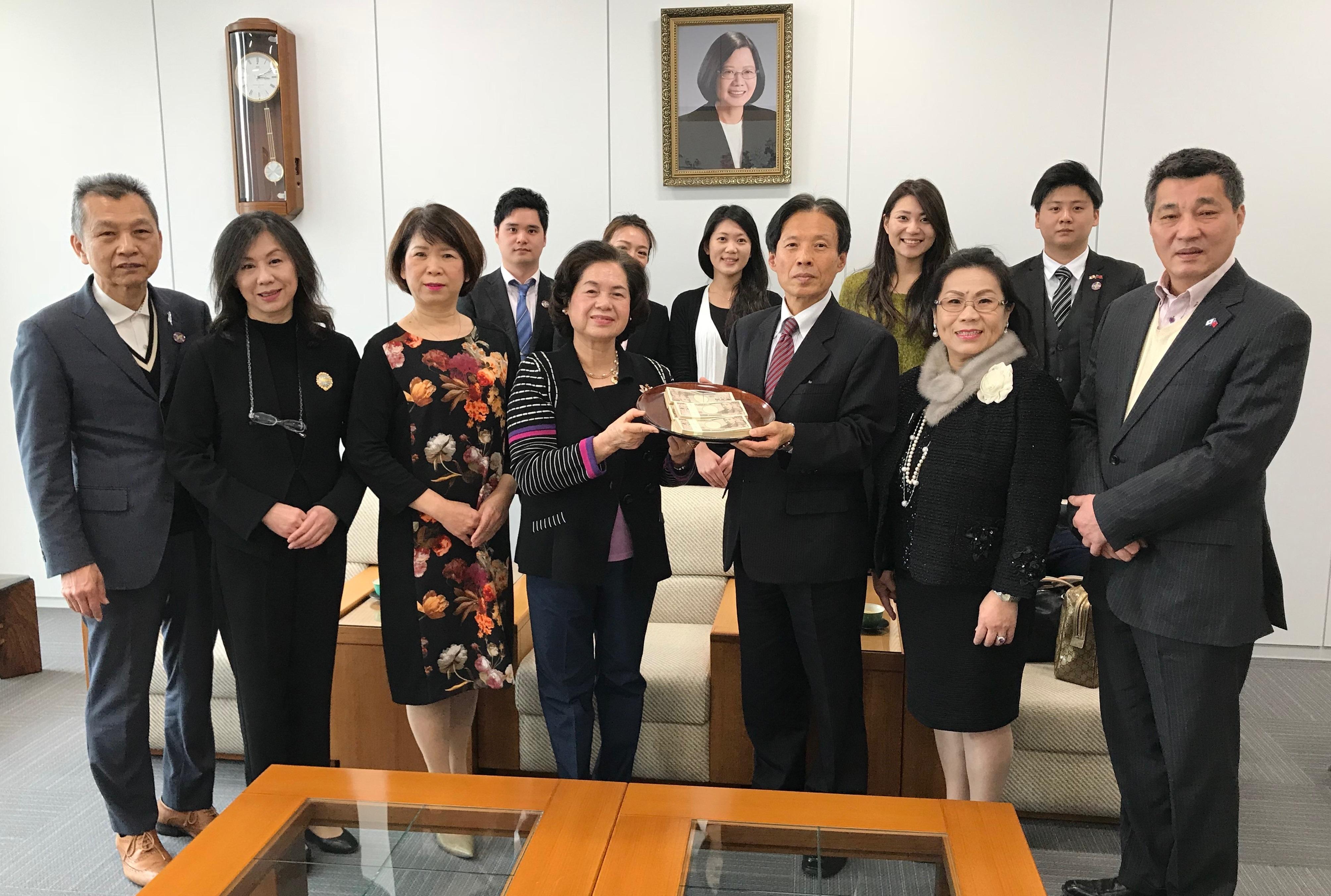 駐大阪弁事処の陳処長と関西台商協会、青商部及び世華日本関西分会のメンバー