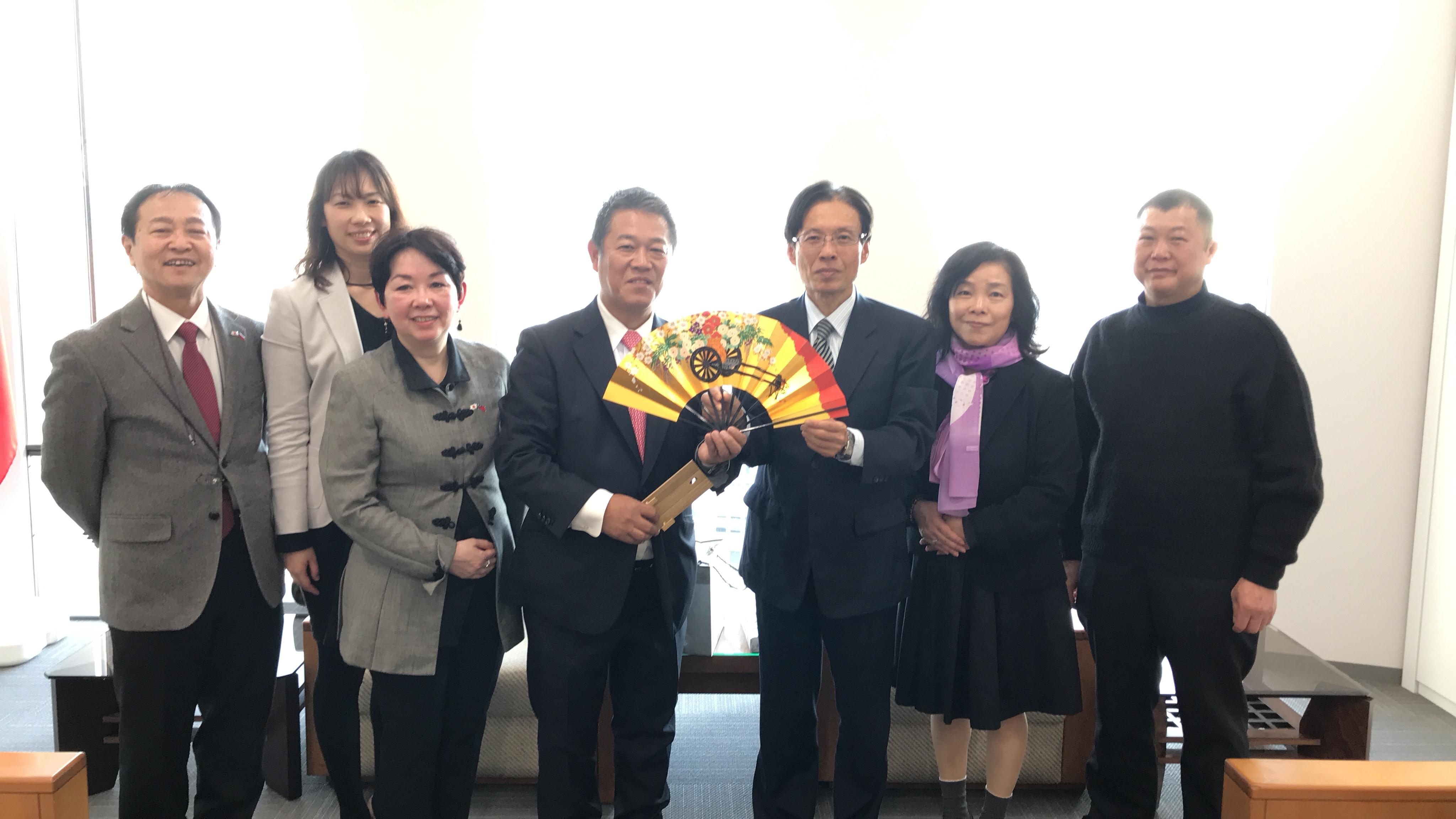 駐大阪弁事処の陳訓養処長（右から３人目）と中華民国留日京都華僑総会会長魏禧之氏（左から４人目）ら一行