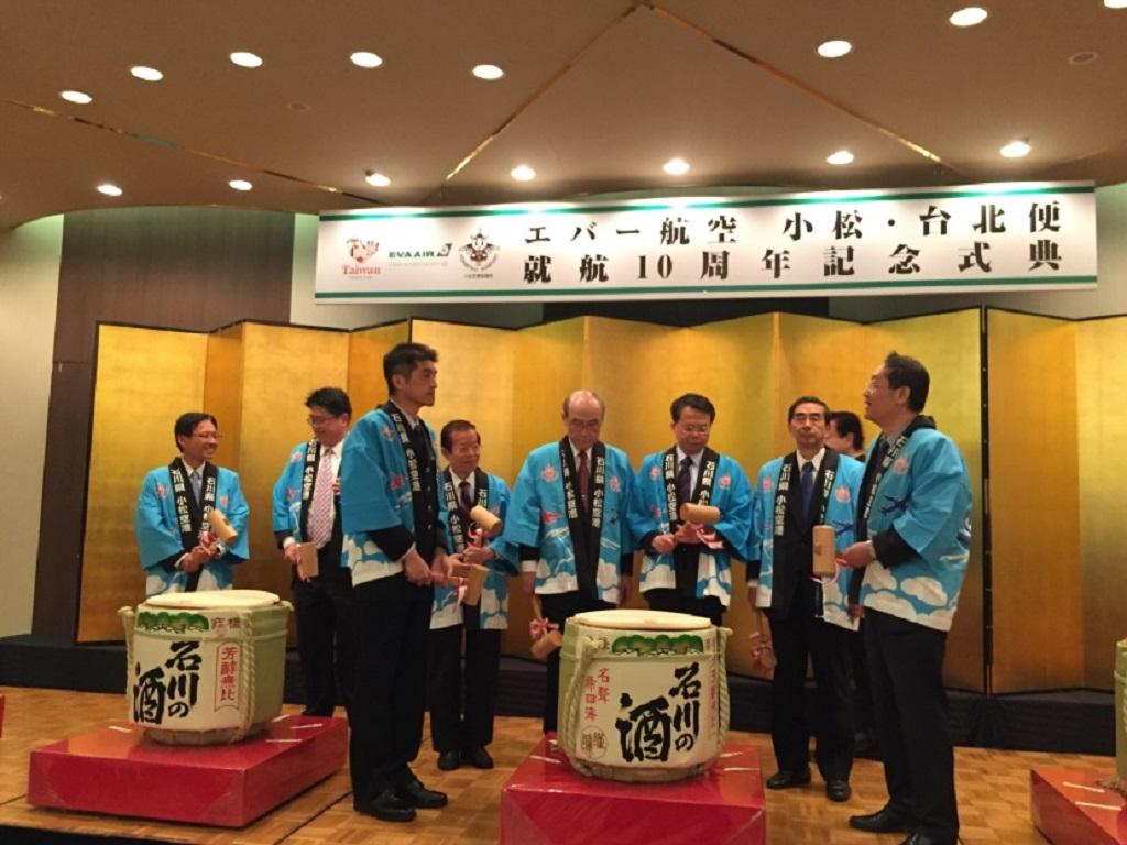 3.謝代表（左4）、陳処長（左1）と谷本知事など出席した貴賓の集合写真