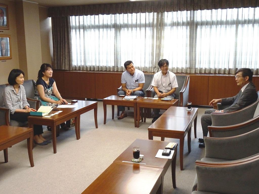 2.蘇処長（右）が広島県職員の台日観光の現況についての説明を聞いている様子