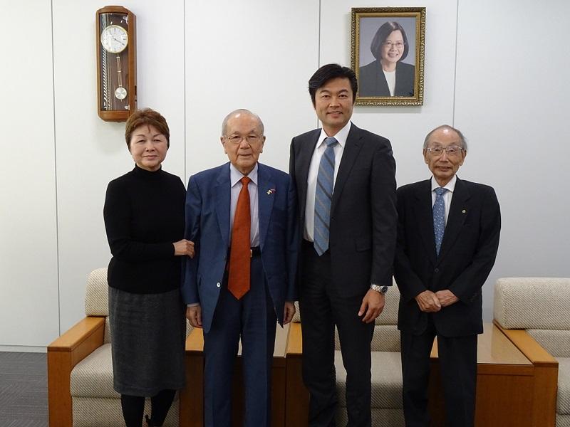 李世丙・駐大阪弁事処長と吉村精仁・大阪日華親善協会副会長(右1)、四方修・同会理事長(左2)及び岸田妃佐香・同事務局長(左1)