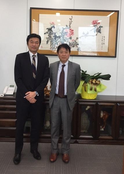 1. 李処長(左)、杉本支社長(右)