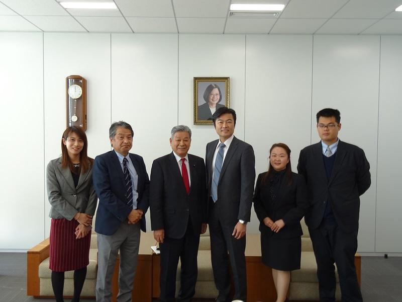 李処長（右3）と藤縄善和・鳥取県日台親善協会会長（左3）等の集合写真