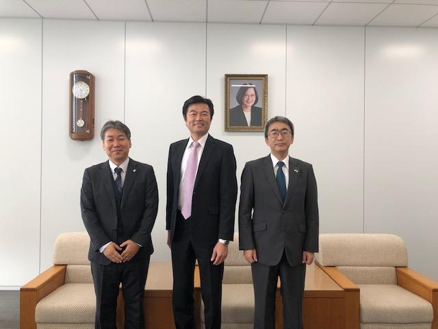 李処長と菊池所長及び仙波次長の集合写真