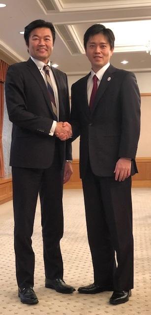 李処長(左)と吉村・大阪市長(右)の集合写真