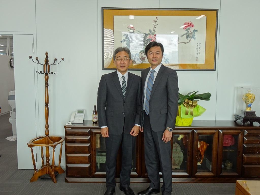 李処長（右）と吉岡校長の写真