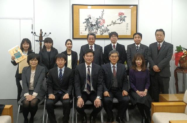 李世丙・駐大阪弁事処長と近畿地方2府3県の｢国際及び学校交流｣専門幹部の集合写真